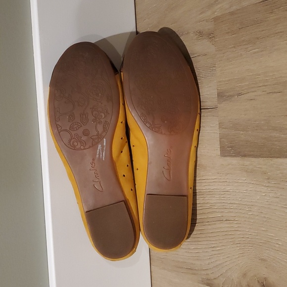 Indigo by Clarks Women's Ballet Flats Size 7. Mustard color leather. - Picture 7 of 10